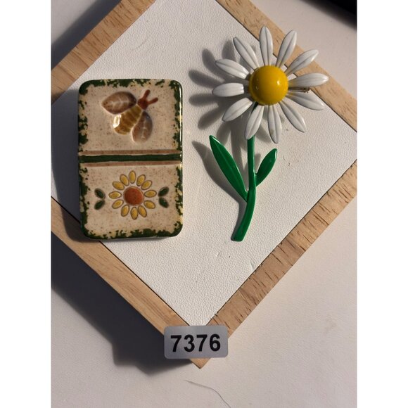 Vintage Floral Enamel Daisy & Ceramic Bee Brooch Set - Picture 2 of 4